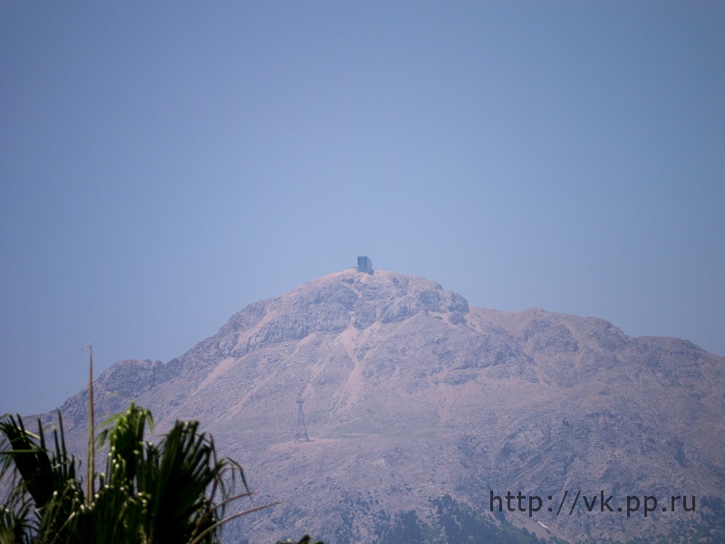 Гора, видно подъемник