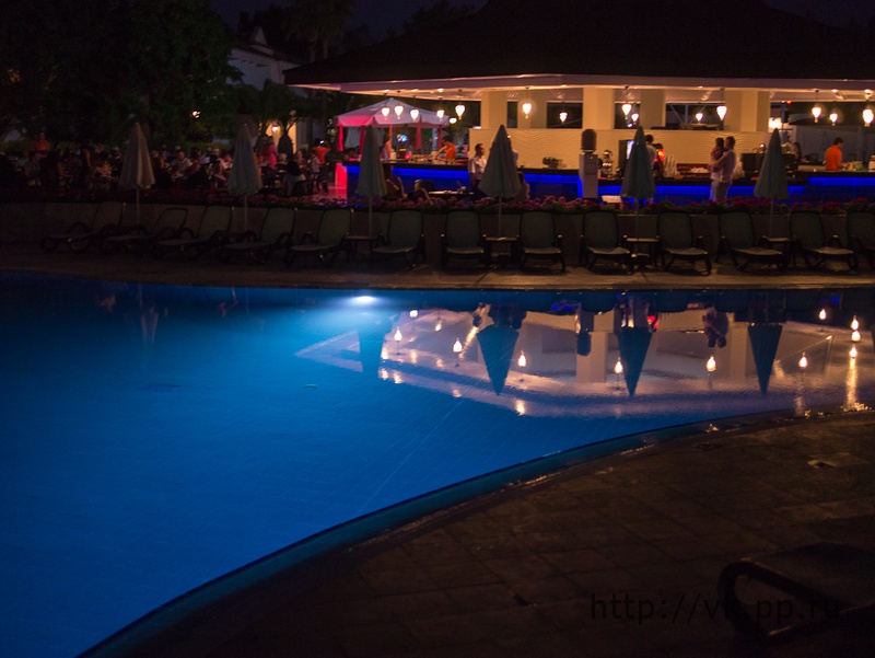 Ночной бассейн и бар