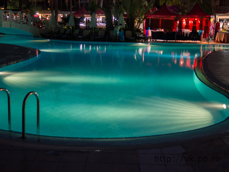 Бассейн вечером